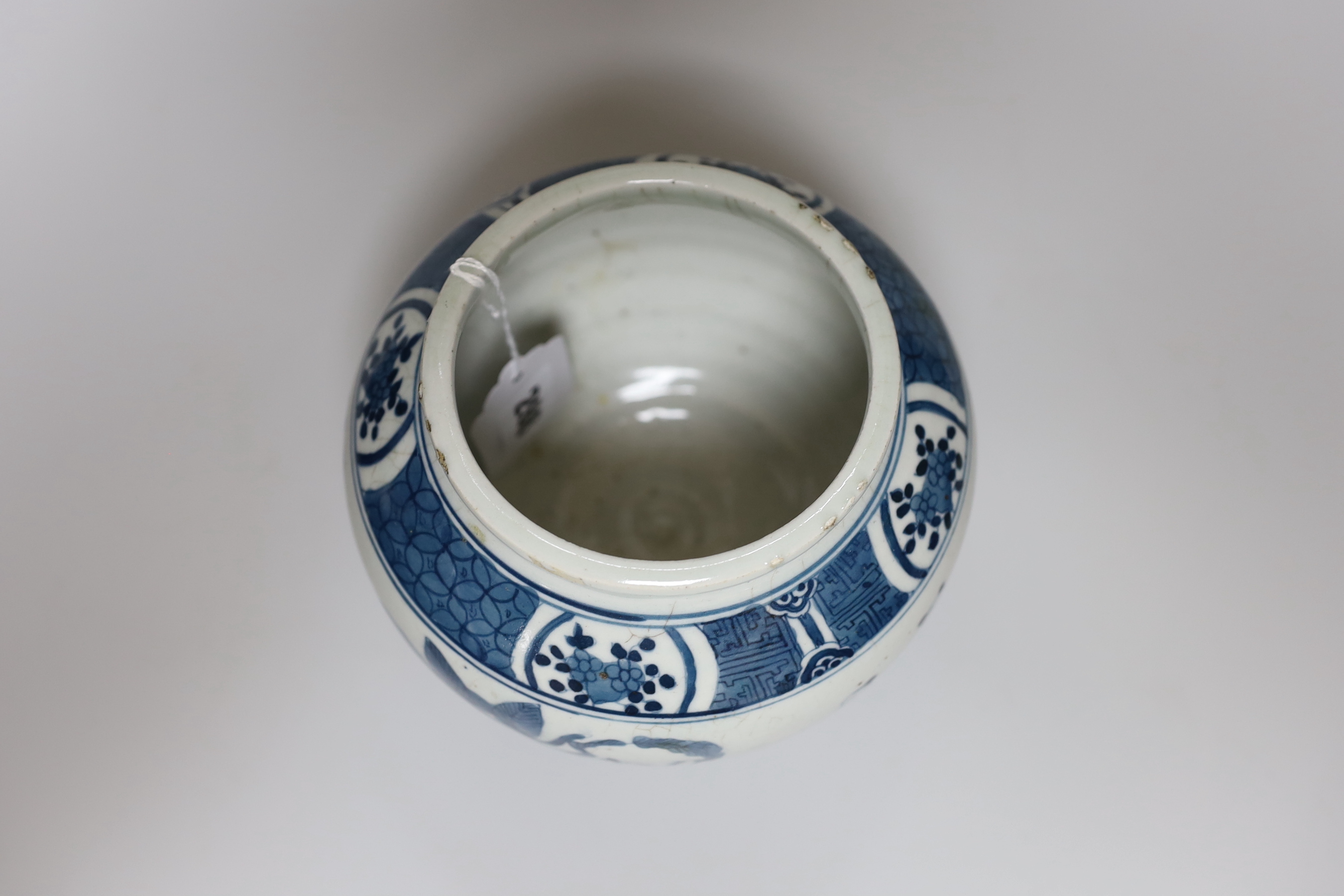 A Chinese blue and white Ming style vase, 13cm